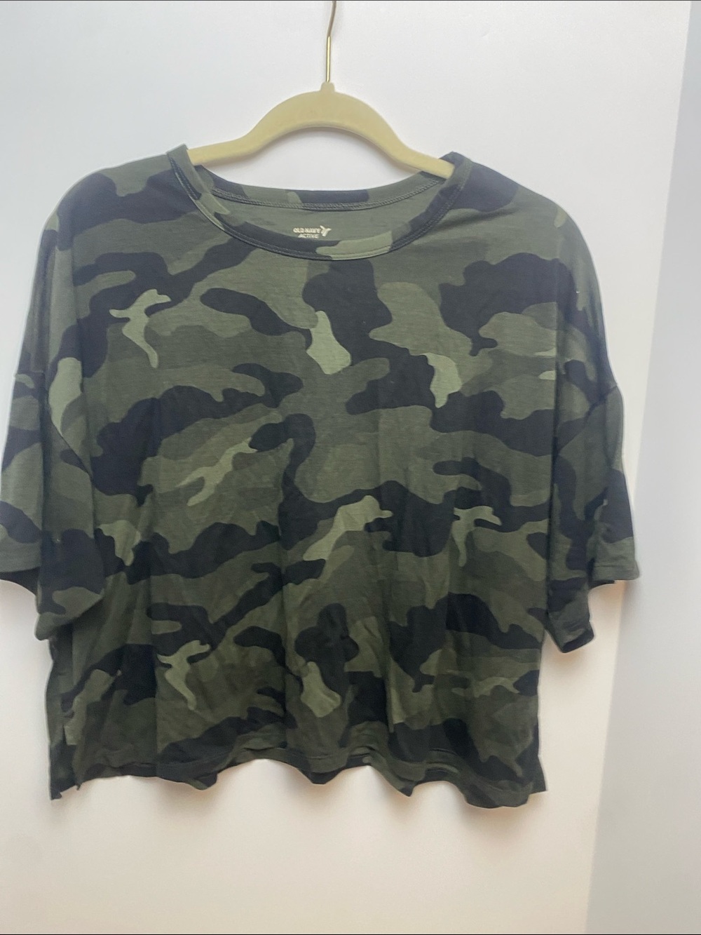 Old Navy Active Camo Scoop-Neck Tee — Olive & Black
